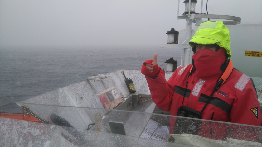 Bram Feij telt vogels en zeezoogdieren vanuit een observatiepost op RV Polarstern © Susanne Kühn