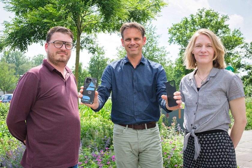 Ruud van Valkenburg (links), Victor Viveen (midden) en Iris Faber-Grundel (rechts). Van Valkenburg is teamleider IT Workplace Services en initiatiefnemer van het Fairphone-project, Faber-Grundel is softwareontwikkelaar en zij richt zich met een groep IT’ers binnen WUR specifiek op duurzaamheid. Viveen benadrukt dat het thema duurzame IT leeft onder medewerkers en dat teams zelf het initiatief nemen voor projecten. “Het zijn onze teams die dit doen en de drive komt ook vanuit IT-medewerkers van WUR.” 